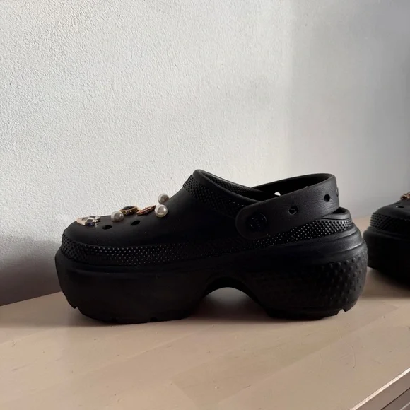 CROCS STOMP Black Clogs with Gold and Pearl Jibbitz - Picture 2 of 3